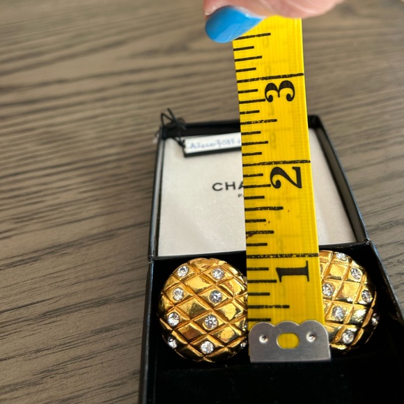 VINTAGE CHANEL GOLD CRYSTAL QUILTED CLIP-ON EARRINGS - Picture 7 of 11